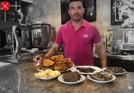 Fran Pérez muestra algunas de las tapas con las que monta bocadillos y sus famosas torrijas.