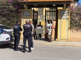 Los okupas dejan Villa Amparo tras acudir la policía y expirar el ultimátum de Cultura