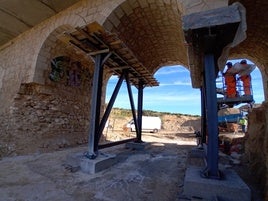 Trabajos para restaurar los daños en el puente.