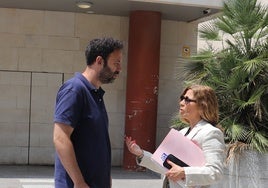 La víctima habla con su abogada, a las puertas de la Ciudad de la Justicia.