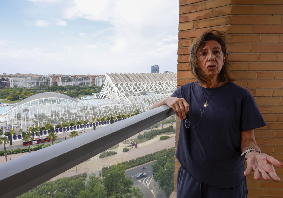 María, en su terraza, sufre por el ruido de los festivales en Les Arts