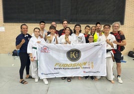 El club Fudoshin tras terminar el Campeonato Nacional de Karate.