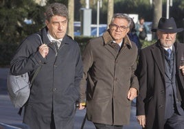 Caturla, junto a sus letrados, cerca de la Ciudad de la Justicia.