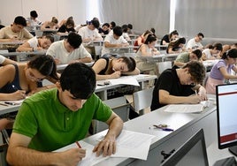Alumnos realizan las pruebas de la Ebau el pasado año en la UMU.