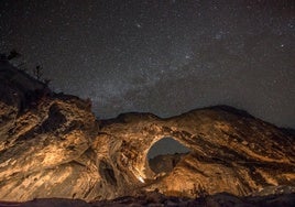 Vista nocturna de la Cueva del Arco, en una imagen de archivo.