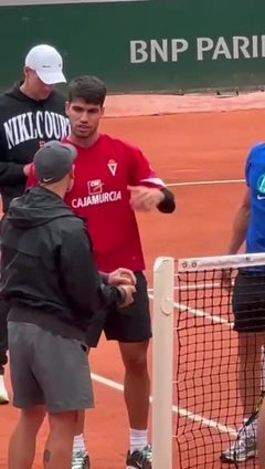 Alcaraz entra en la pista al grito de "viva Murcia"