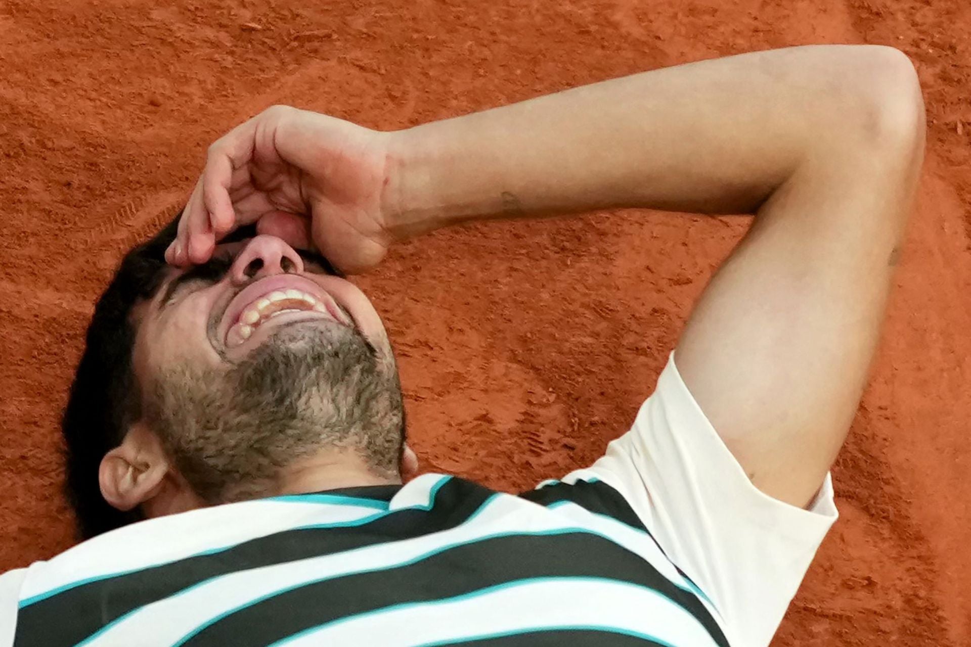 La celebración de Carlos Alcaraz tras ganar Roland Garros, en imágenes