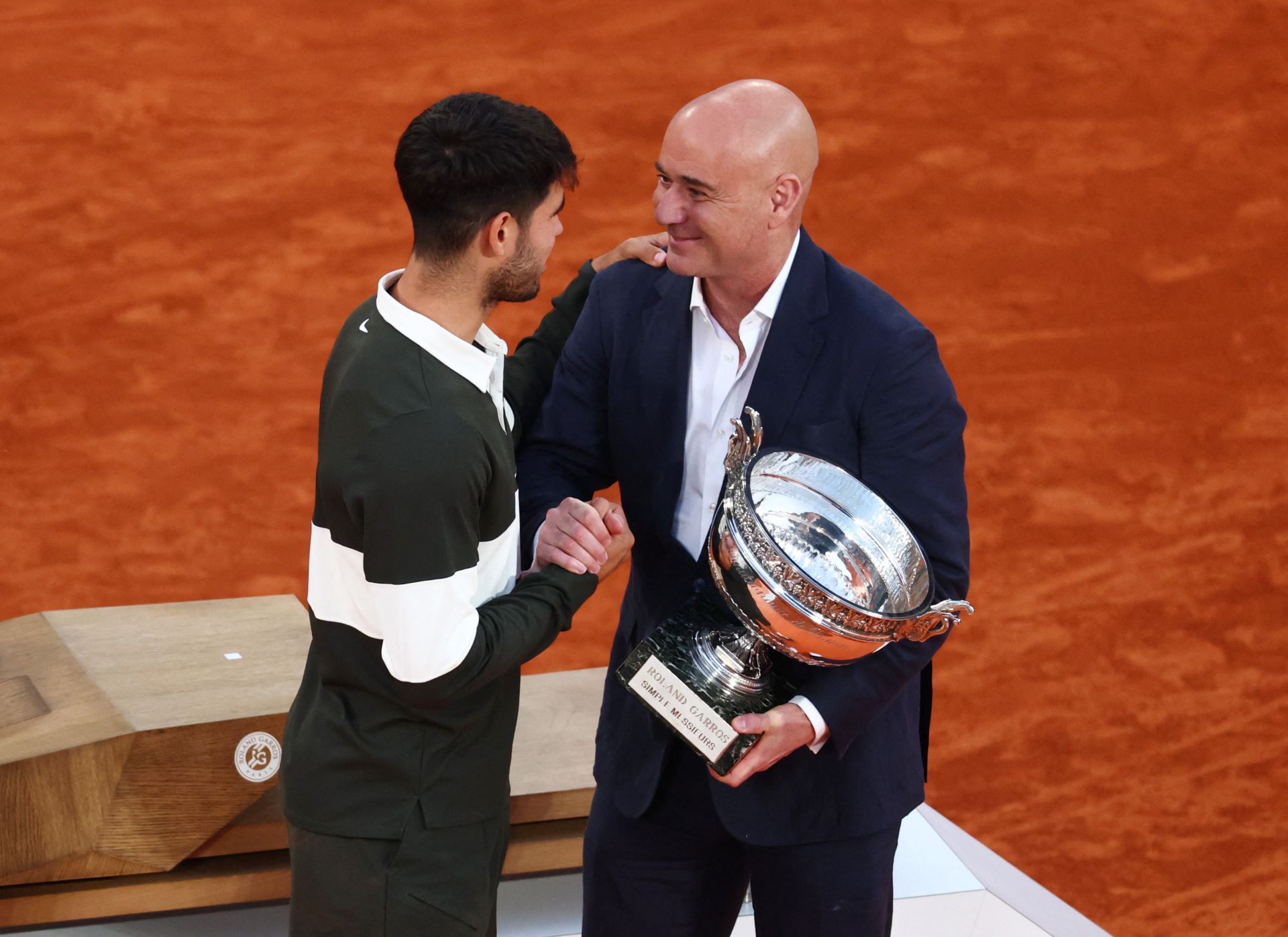 La celebración de Carlos Alcaraz tras ganar Roland Garros, en imágenes