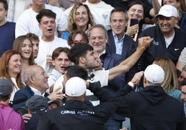 t Carlos Alcaraz cierra el puño, con el cardiólogo Domingo Pascual, su esposa María y el director de la Carlos Alcaraz Academy, Alfredo Sarria, en la fila de arriba, el pasado domingo tras ganar la final de Roland Garros.