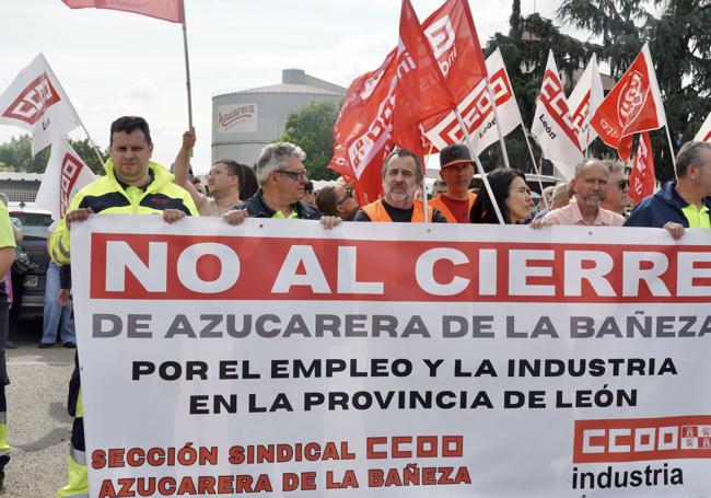 Concentración de trabajadores de la planta de Azucarera de La Bañeza.