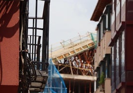 Imagen de unas obras al fondo de la calle.