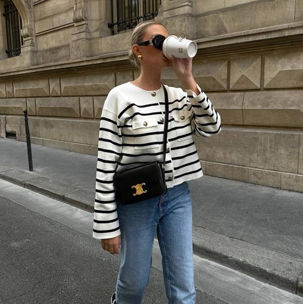 Influencer francesa con chaqueta de punto con estampado de rayas