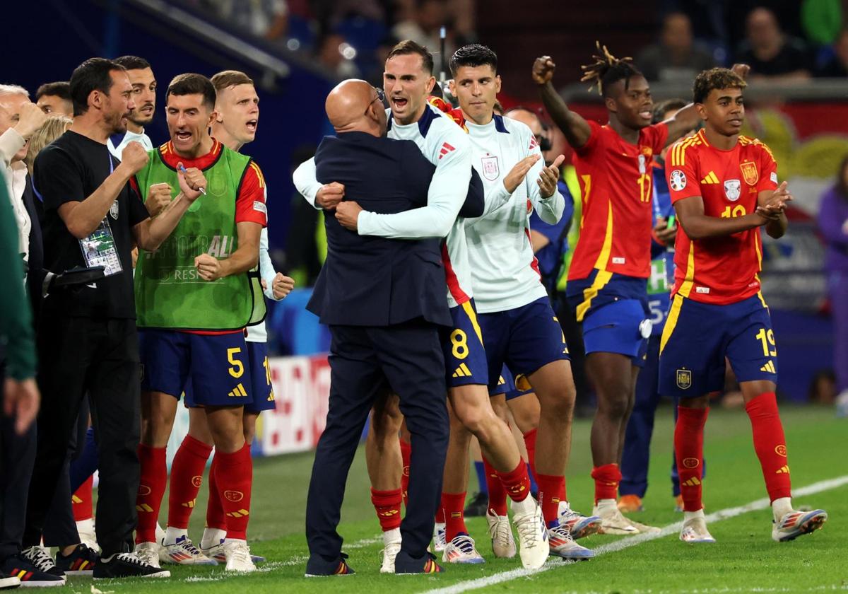 Luis de la Fuente celebra junto a Fabián Ruiz el triunfo ante Italia.