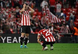 Paredes y Prados se lamentan tras el final del partido en San Mamés.