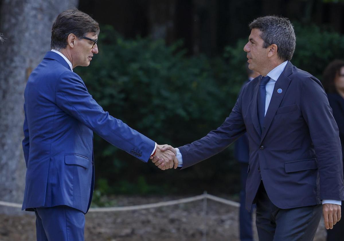 Imagen principal - Carlos Mazón, a su llegada a la Conferencia de Presidentes; Isabel Dïaz Ayuso saluda a Salvador Illa; Emiliano García-Page saluda a Illa