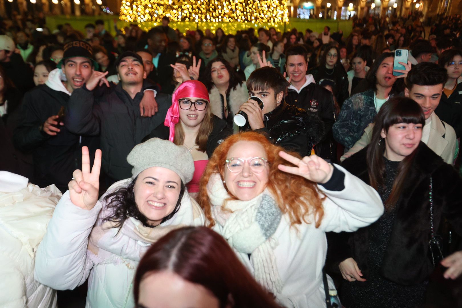 Miles de jóvenes inundan ya la Plaza Mayor para despedir el año