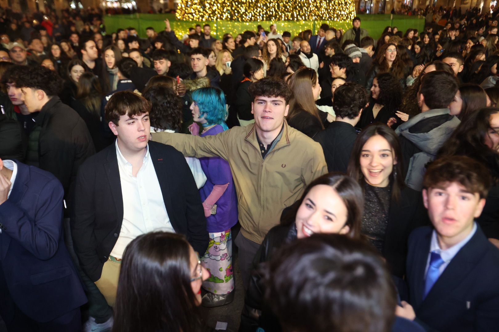 Miles de jóvenes inundan ya la Plaza Mayor para despedir el año