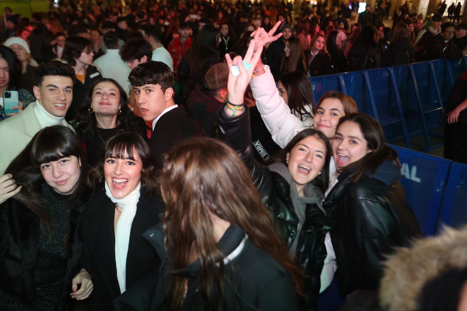 Miles de jóvenes inundan ya la Plaza Mayor para despedir el año