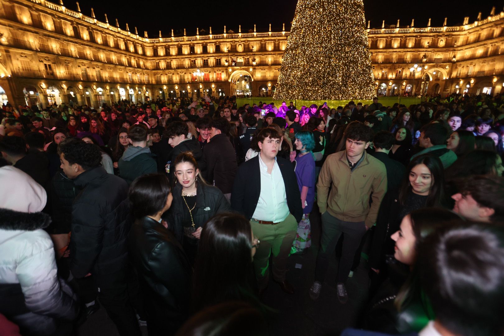 Miles de jóvenes inundan ya la Plaza Mayor para despedir el año
