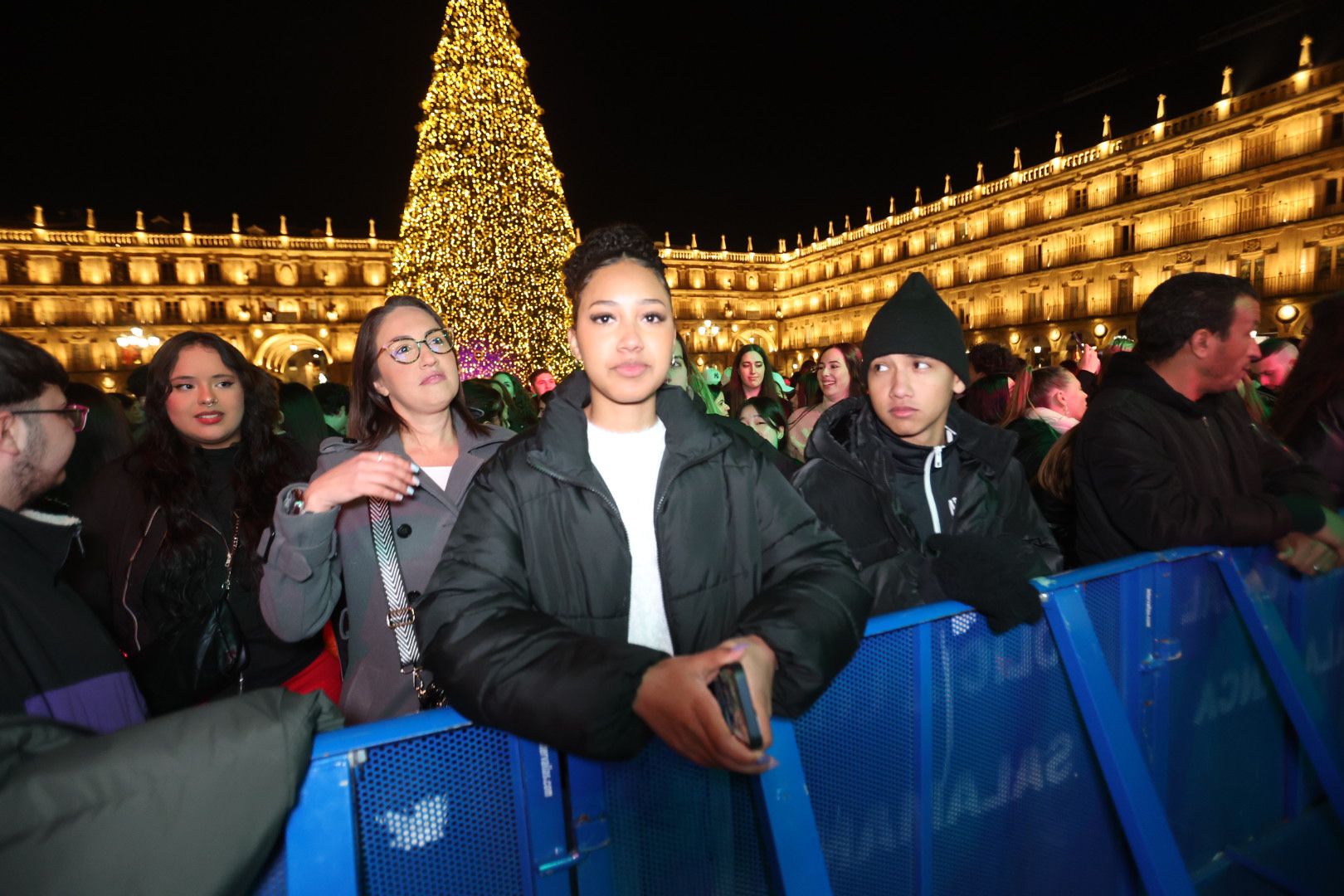 Miles de jóvenes inundan ya la Plaza Mayor para despedir el año