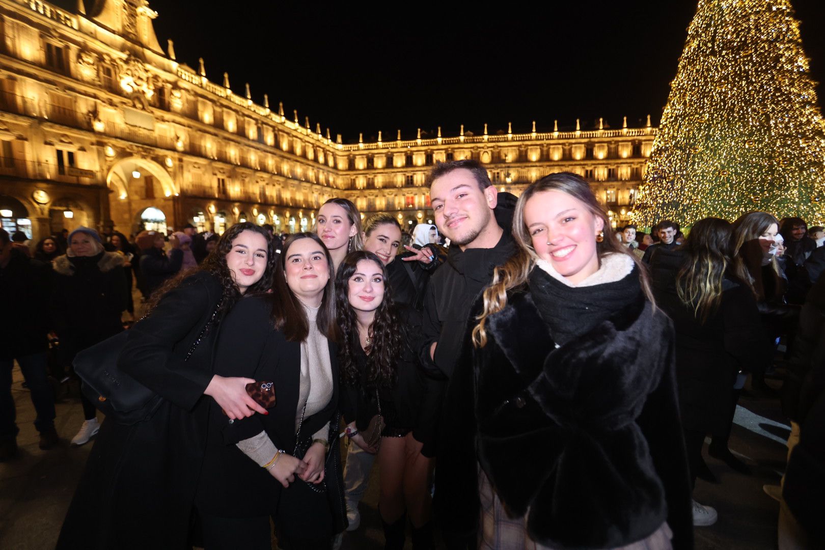 Miles de jóvenes inundan ya la Plaza Mayor para despedir el año