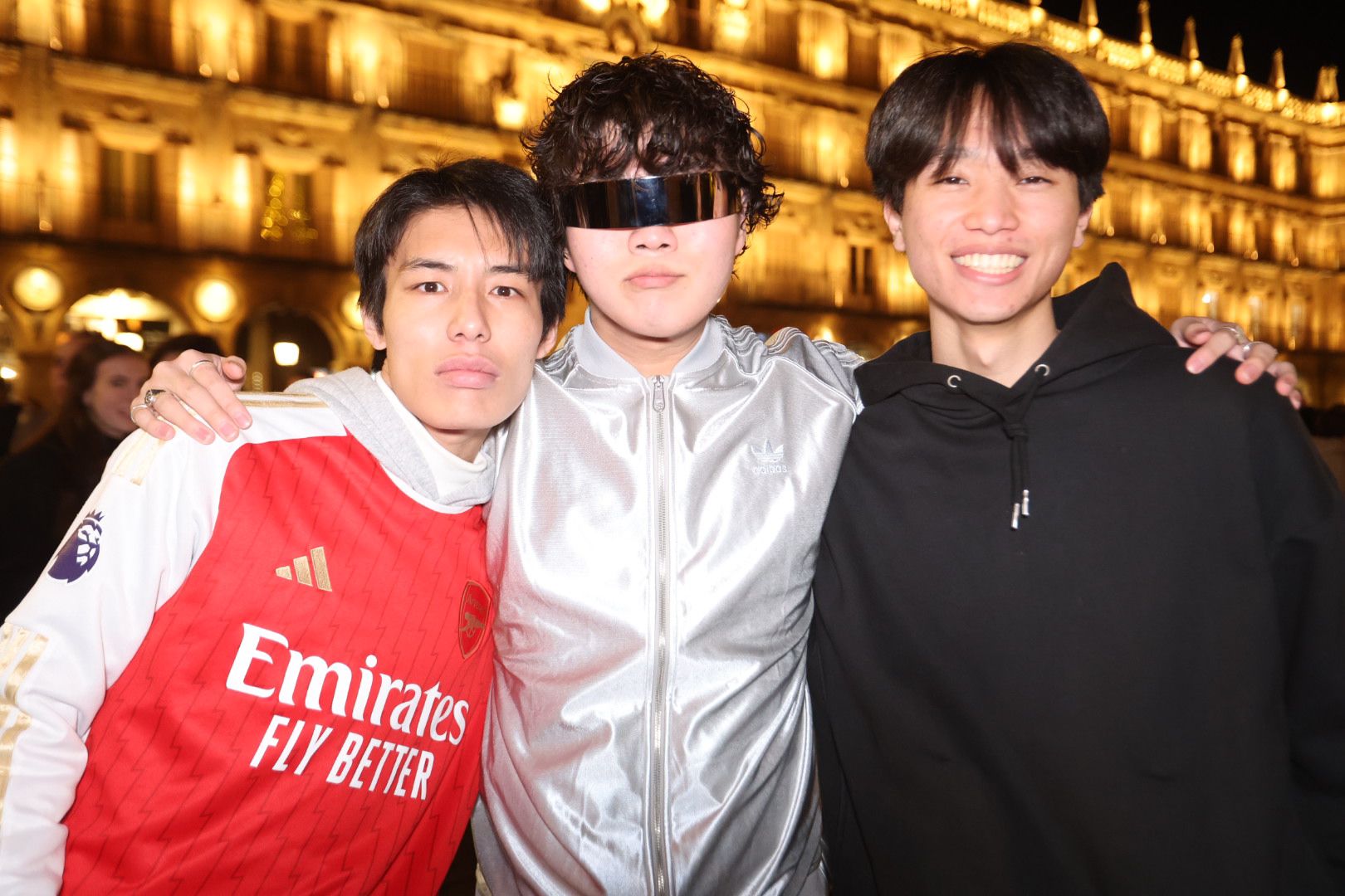Miles de jóvenes inundan ya la Plaza Mayor para despedir el año