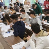Estudiantes en el aula preparados para iniciar el exámen de acceso a la universidad