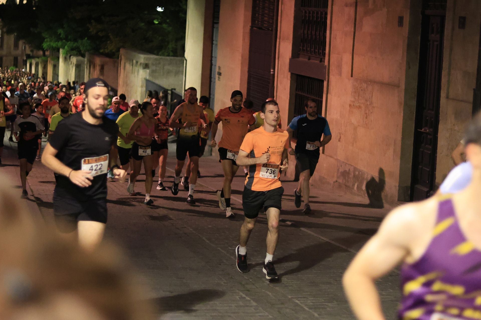 En imágenes la carrera nocturna que llena las calles de Salamanca en su XXV edición