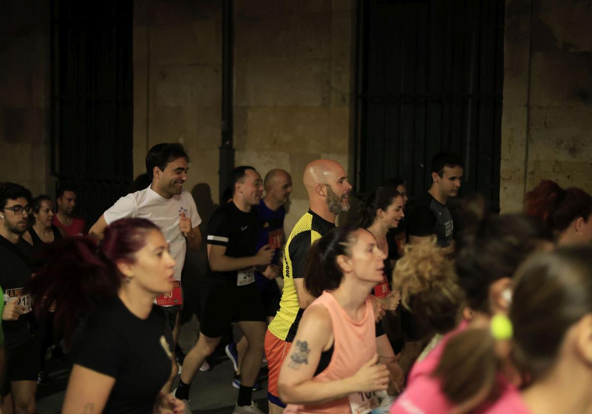 En imágenes la carrera nocturna que llena las calles de Salamanca en su XXV edición