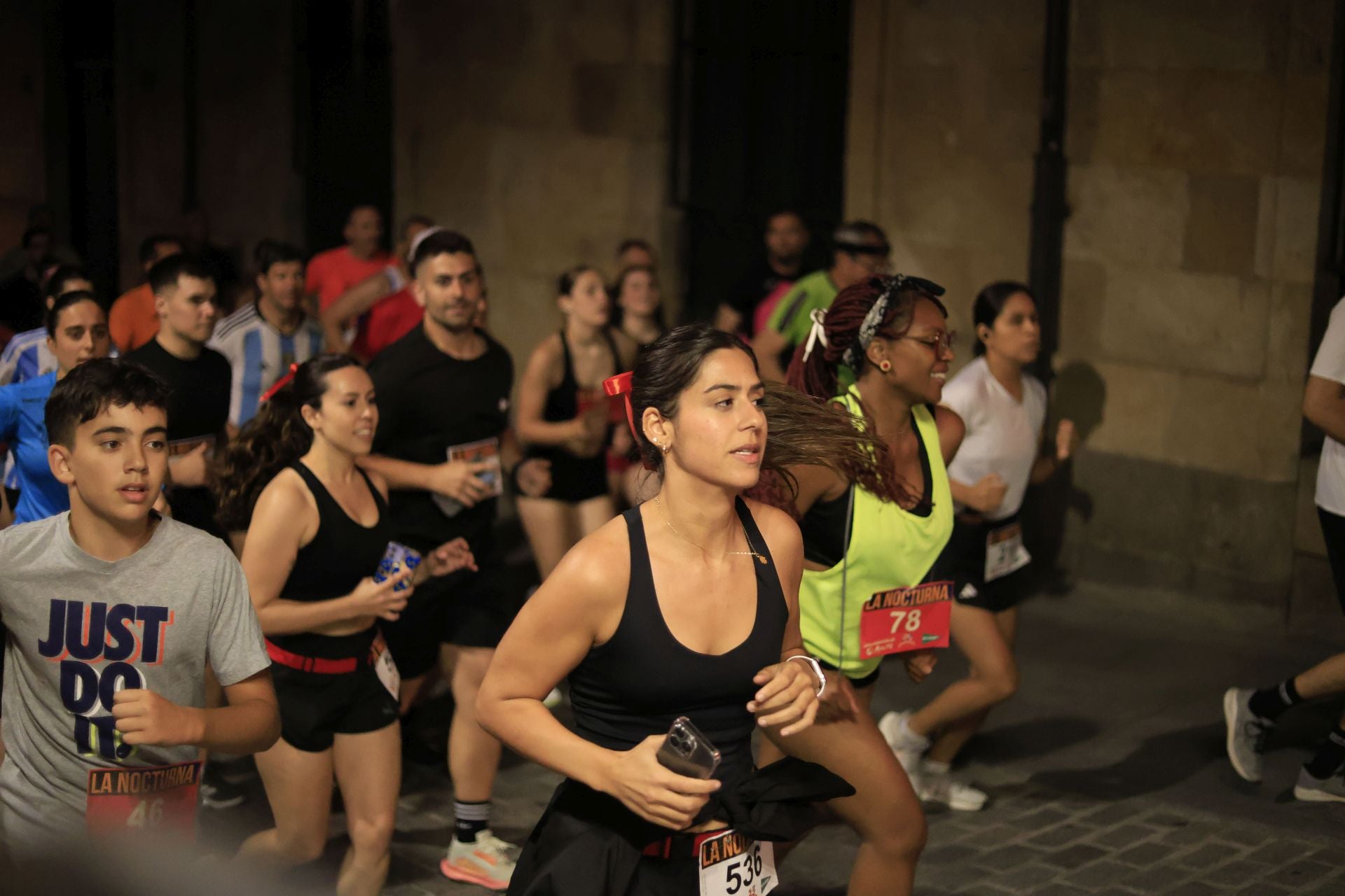 En imágenes la carrera nocturna que llena las calles de Salamanca en su XXV edición