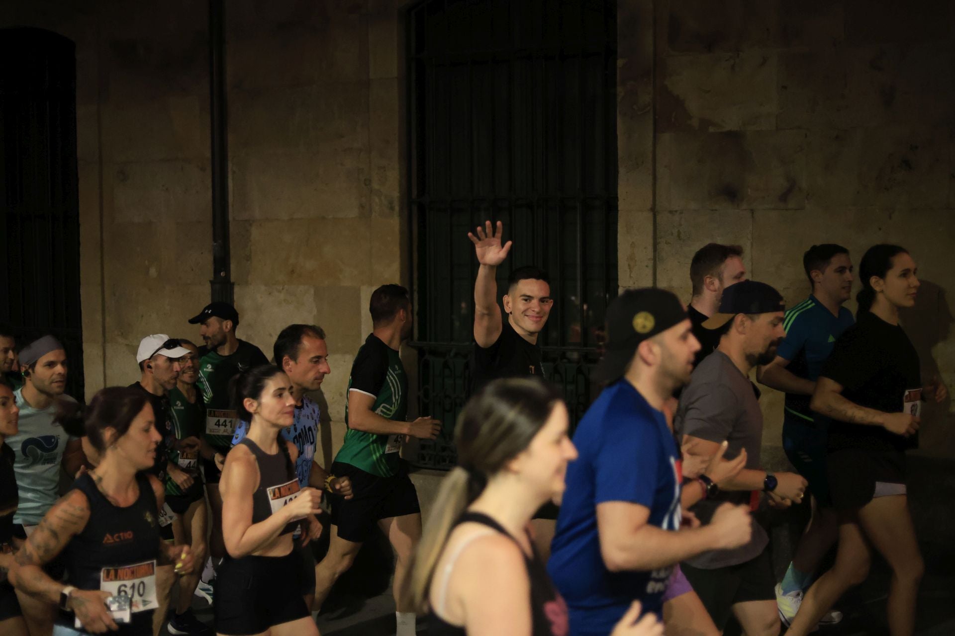 En imágenes la carrera nocturna que llena las calles de Salamanca en su XXV edición