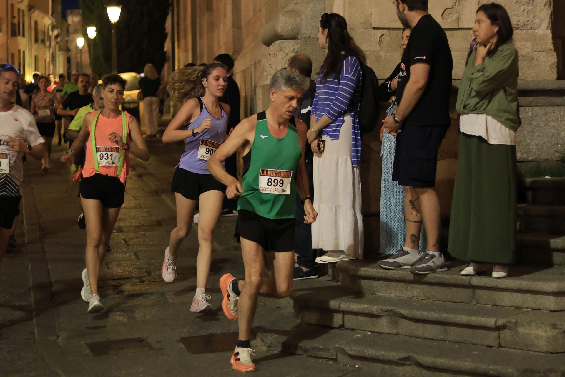 En imágenes la carrera nocturna que llena las calles de Salamanca en su XXV edición