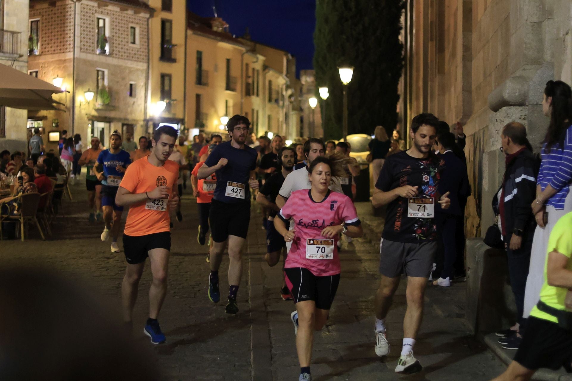 En imágenes la carrera nocturna que llena las calles de Salamanca en su XXV edición
