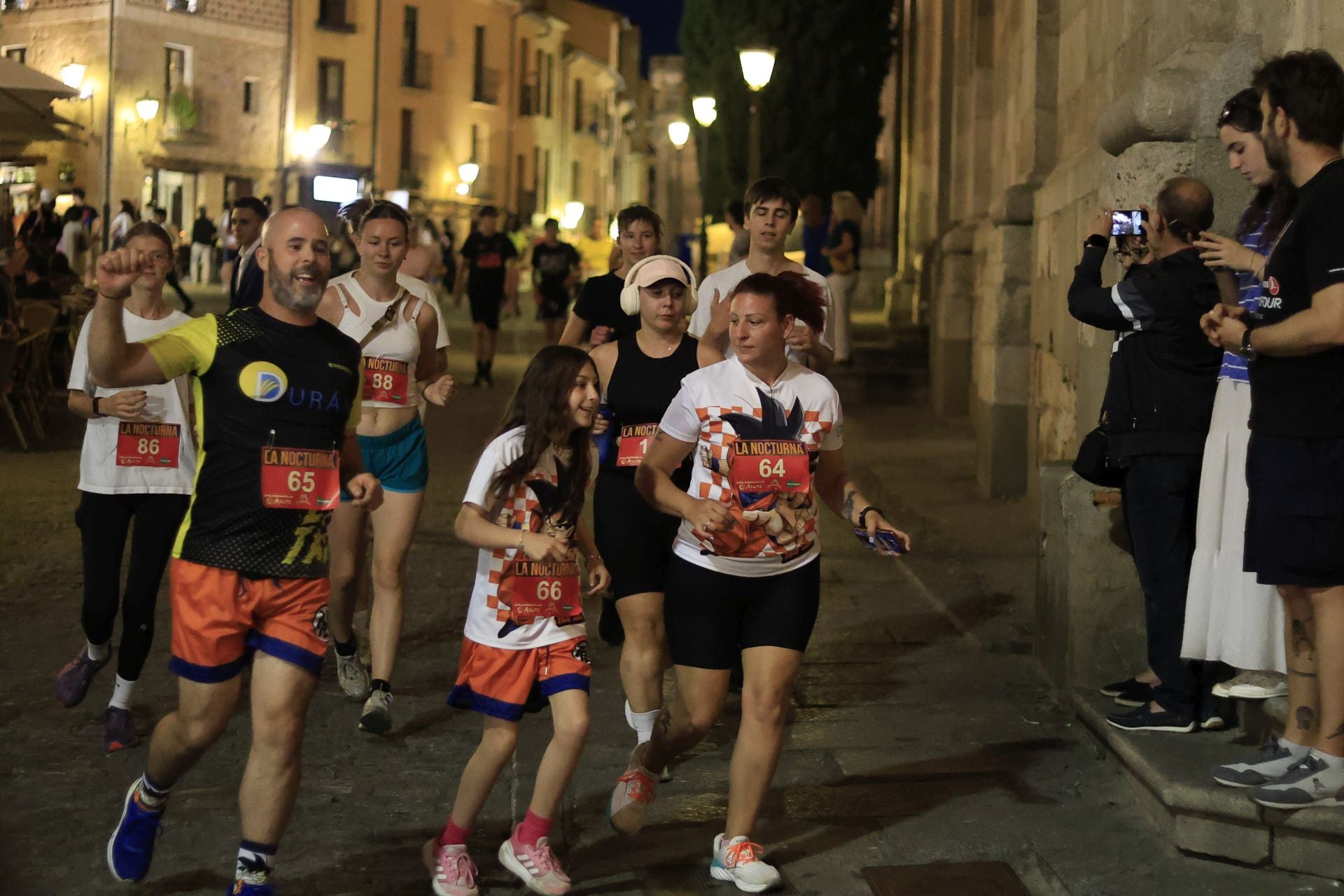 En imágenes la carrera nocturna que llena las calles de Salamanca en su XXV edición