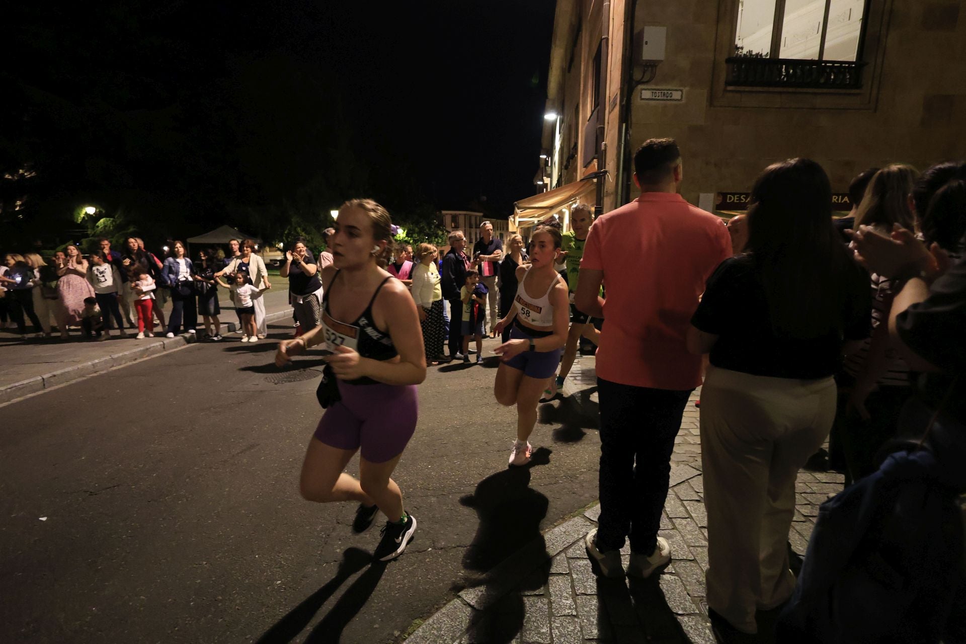 En imágenes la carrera nocturna que llena las calles de Salamanca en su XXV edición