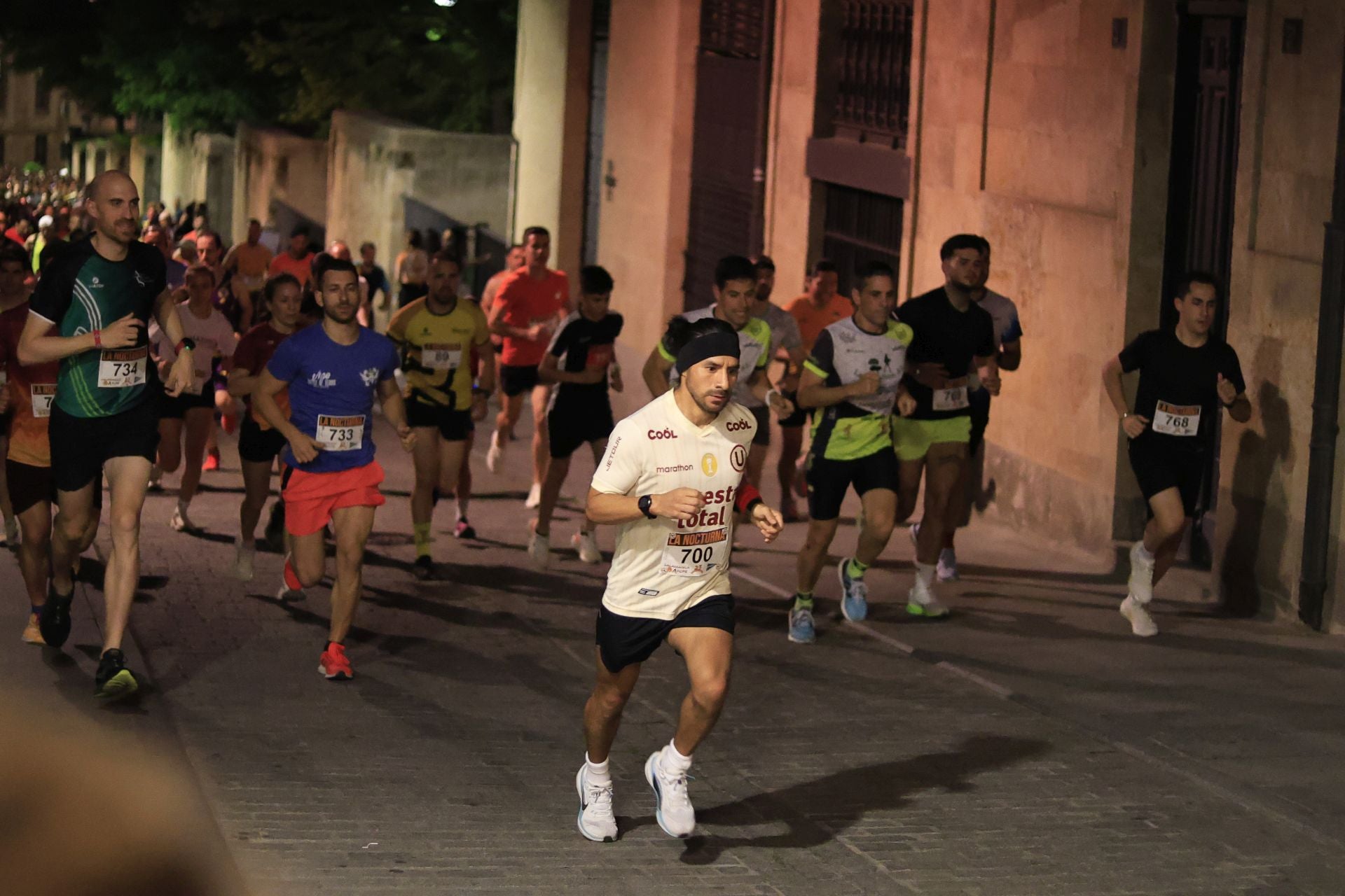 En imágenes la carrera nocturna que llena las calles de Salamanca en su XXV edición
